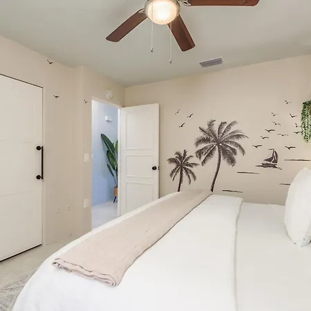 Luxury Home With Hot Tub & Outdoor Oasis Blocks From The Beach St. Pete Beach Exterior photo
