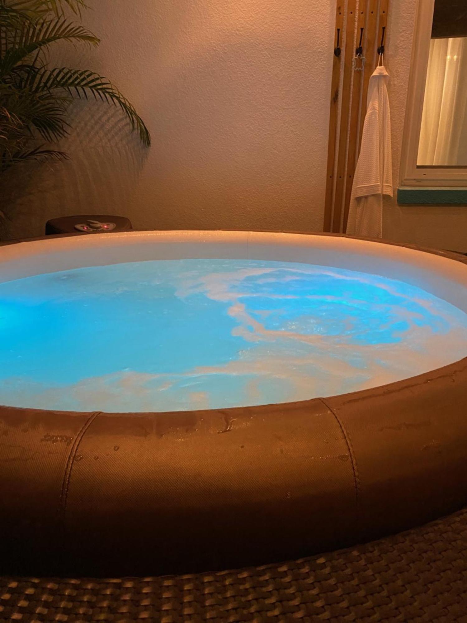 Luxury With Hot Tub & Outdoor Oasis Blocks From The