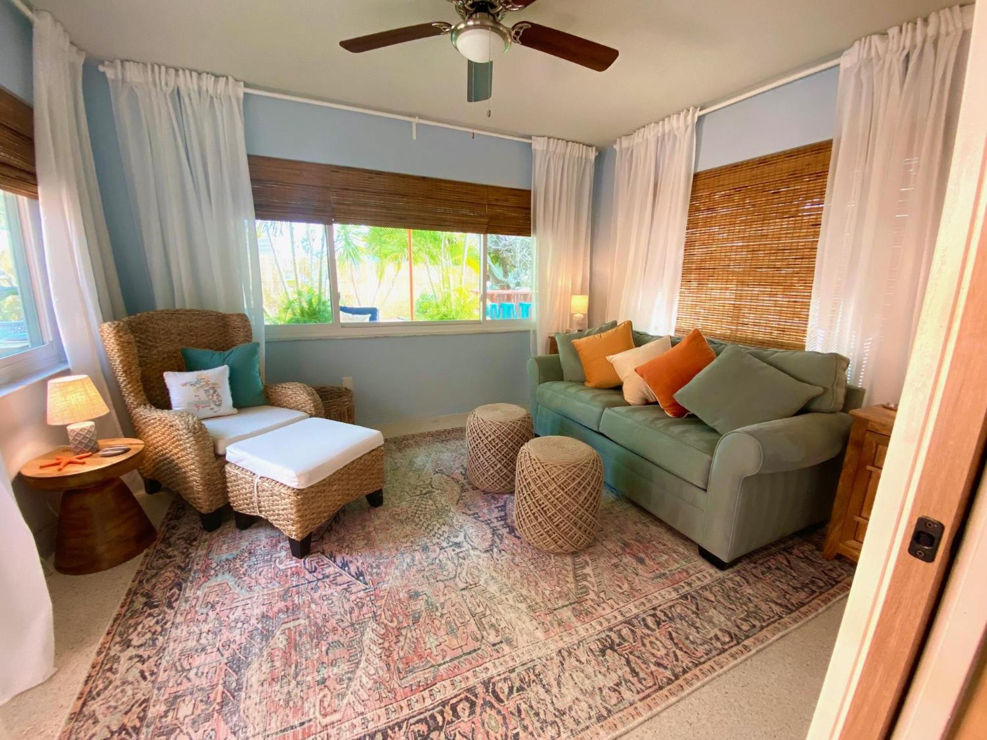 Luxury With Hot Tub & Outdoor Oasis Blocks From The Hébergement de vacances St. Pete Beach